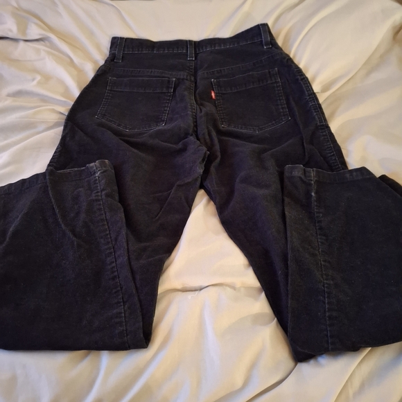 Levi's Women's Black Corduory Cargo Pants - Picture 7 of 9